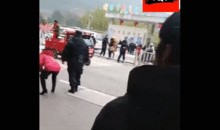 过马路吃瓜群众视频,过马路时吃瓜群众的欢乐瞬间