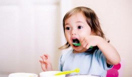 吃麻瓜的宝宝视频播放,萌娃美食瞬间，萌态可掬引网友热议