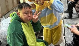 吃瓜搬小板凳视频,网络热梗背后的社会文化现象