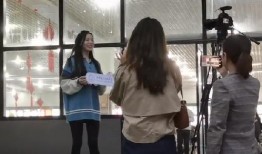 拍视频偶遇吃瓜的人是谁,揭秘视频背后的故事