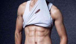 吃瓜网红腹肌男视频