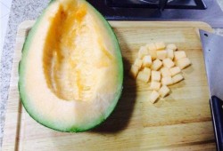 孙女吃哈密瓜好吗视频,甜蜜滋味传递幸福时光