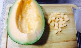 孙女吃哈密瓜好吗视频,甜蜜滋味传递幸福时光