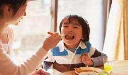 吃麻瓜的宝宝视频播放,萌娃美食瞬间，萌态可掬引网友热议