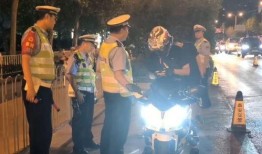 泰安警方吃瓜事件视频曝光,网络舆论漩涡中的警民互动
