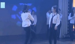 美女和警察吃瓜视频,警民互动新风尚